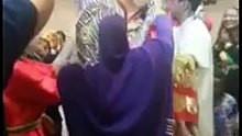 عريس يحرج عروسته بعد حملها والرقص بها