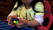 Une petite fille résoud un Rubik's cube en un temps record