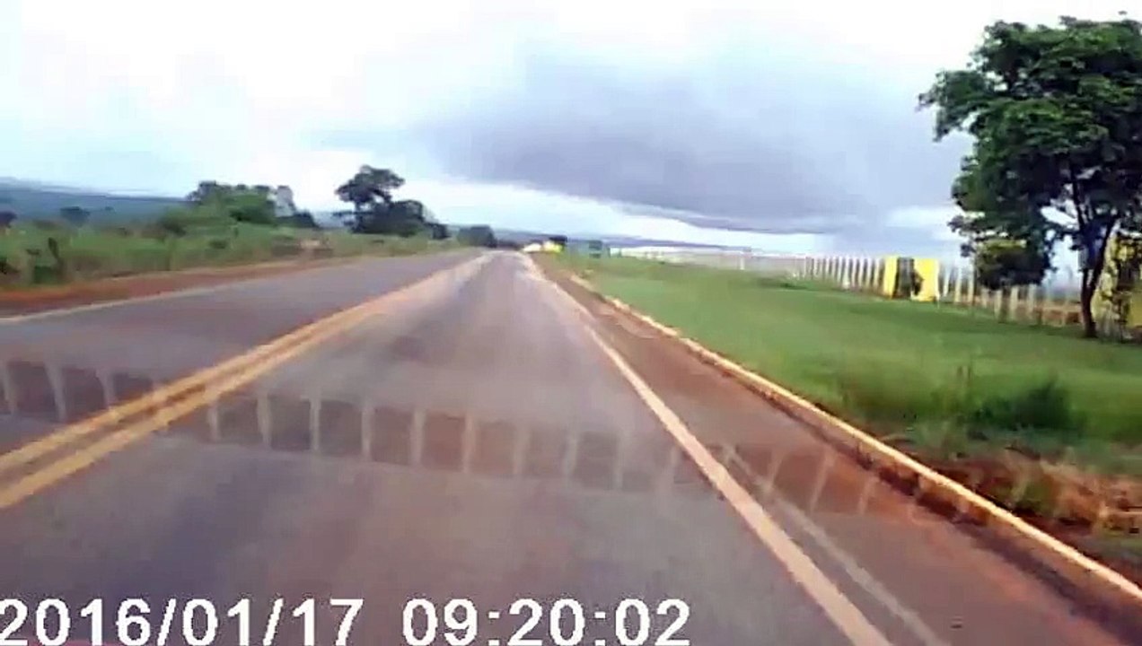 Terrible accident de voiture - la conducteur se fait expulser du végicule