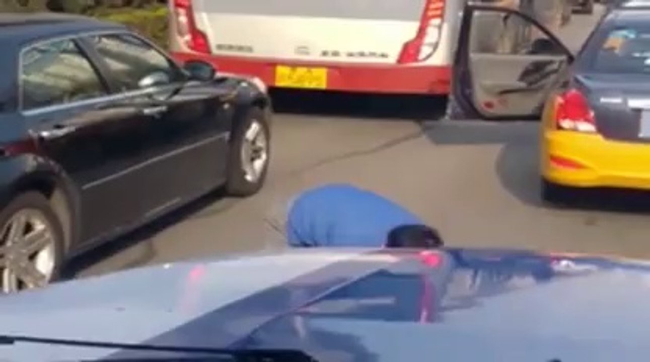 Petite pause Kung Fu pendant un embouteillage