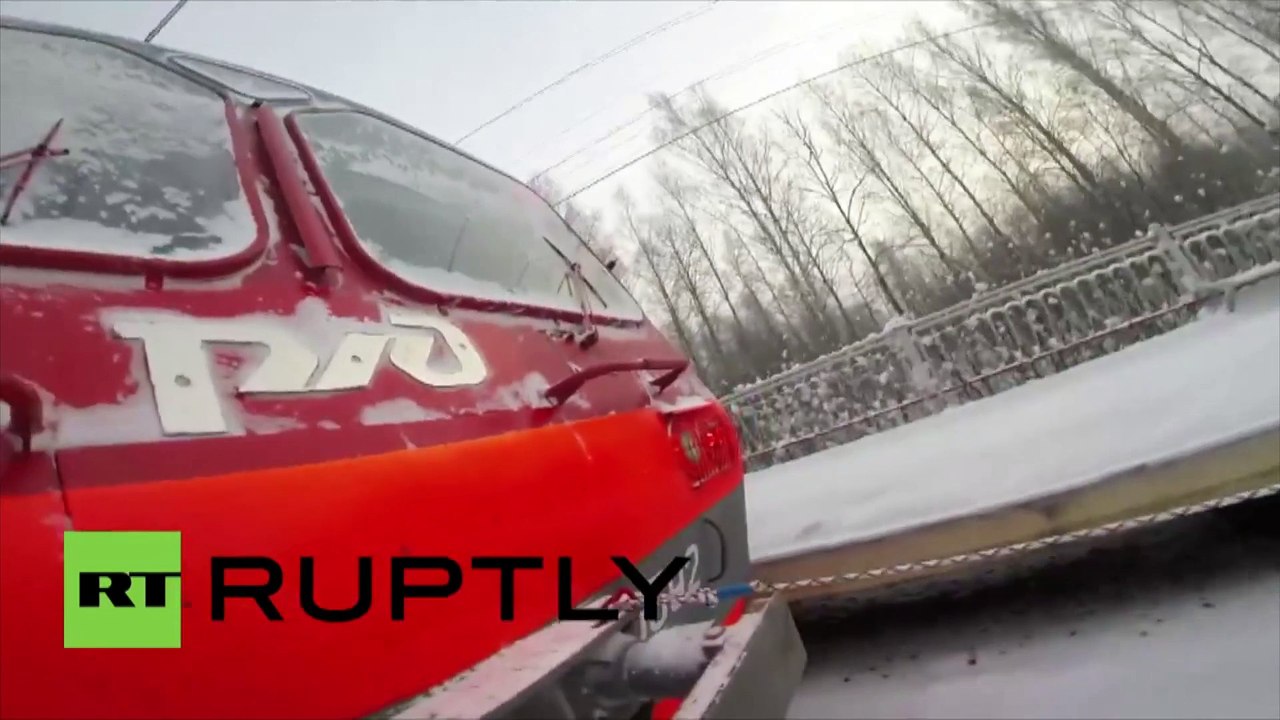 Lassé d’être tiré par un moto-neige, ce casse-cou russe préfère le train