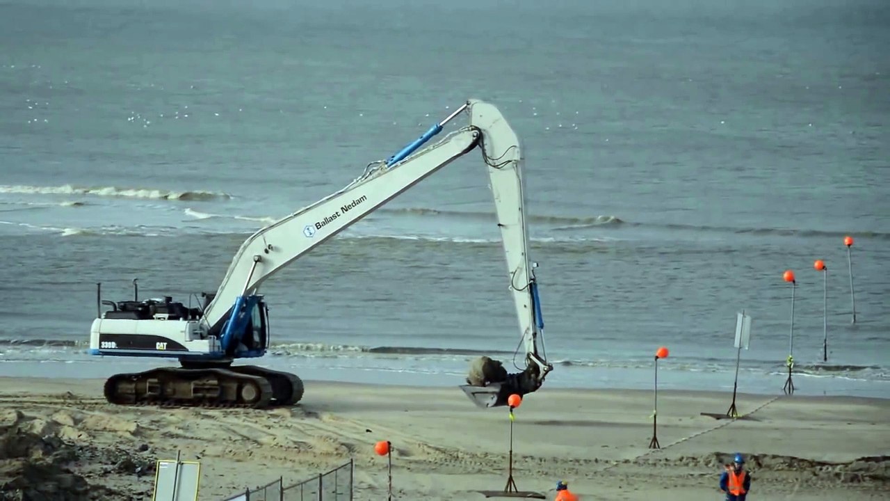 Une mine de la 2nd guerre mondiale détruite sur la plage