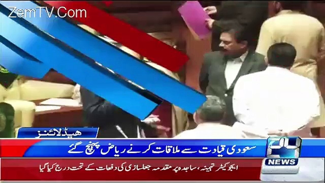 Nisar Khoro Kese Style Mein Assembly Mein Smoking Kr Rhye Hein