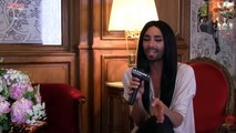 Conchita Wurst | Кончита Вурст rencontre avec la drag queen la plus célèbre (русские субтитры)