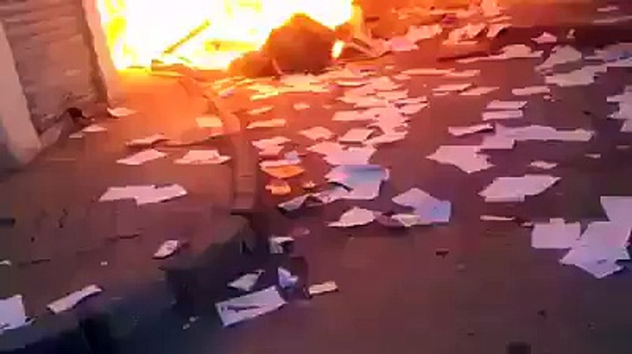 عاجل الإن حرق مقر حركة نداء تونس بالقصرين