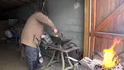 DICI TV : Découvrez un métier de plus en plus rare... Celui de coutelier forgeron