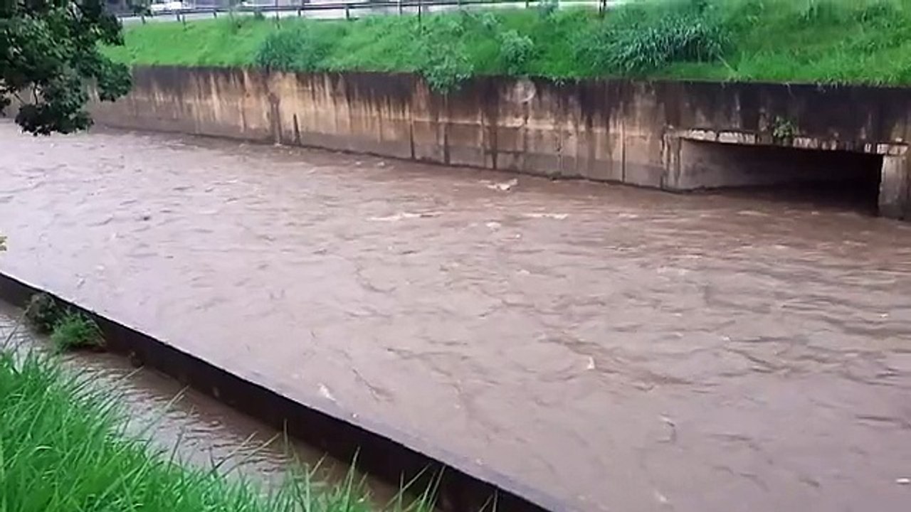 Nível do Ribeirão Arrudas está elevado por caus...