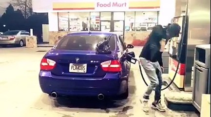 Isto é o que se chama abastecer com estilo! ;)