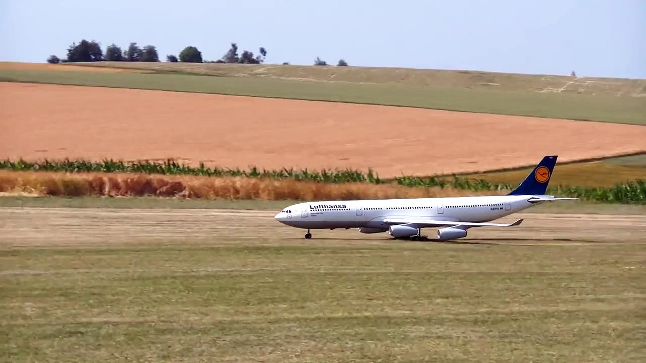 AIRBUS A340 300 LUFTHANSA GIGANTIC RC AIRLINER MODEL JET LOW PASS FLIGHT / RC Airliner Air