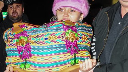 Miley Cyrus fue vista usando 'anillo de compromiso'