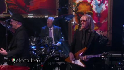 Elton John Performs The Bitch Is Back