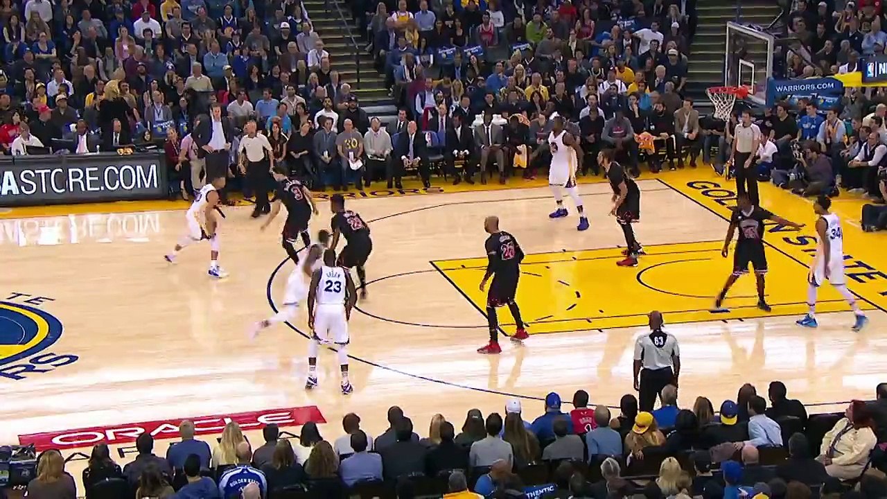 Stephen Curry Connects with Andre Iguodala for the Transition Jam