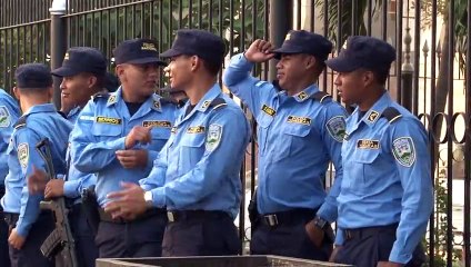 Controversia por nuevos uniformes de la policía