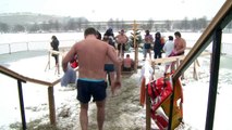Epiphanie orthodoxe : les Russes sautent dans l'eau glacée