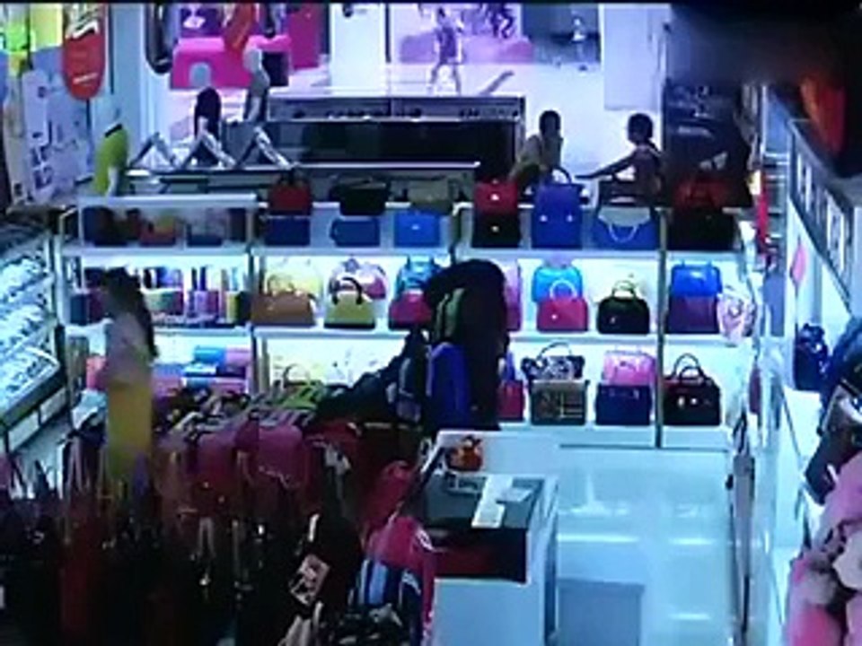 Chinese toddler falls 8 meters from shopping mall escalator.mp4