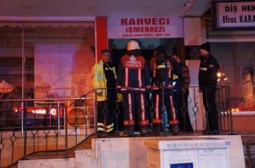 Bağcılar'da Yangın Paniği: 3. Kattan Minibüsün Üstüne Atladı