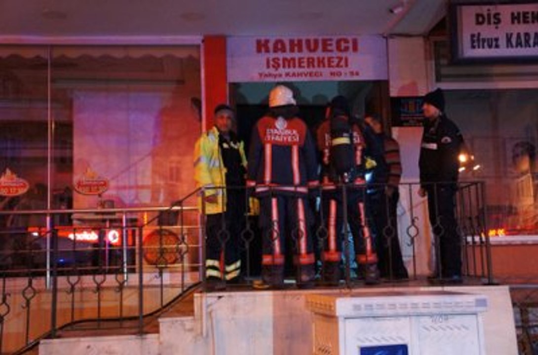 Bağcılar'da Yangın Paniği: 3. Kattan Minibüsün Üstüne Atladı