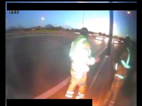 Ce chauffeur de camion frôle la mort sur l'autoroute - Dingue