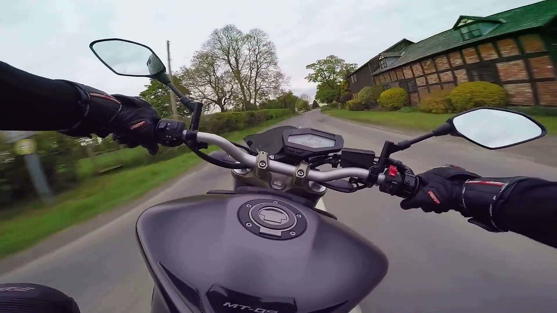 Ce motard rate son virage - gros accident de moto - Vidéo Dailymotion