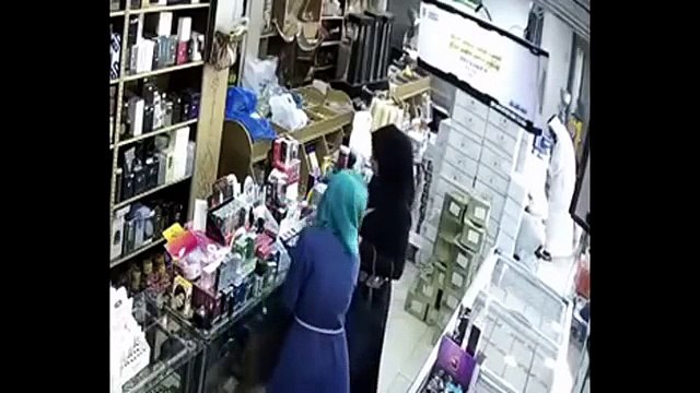 فتيات داخل محل مستحضرات تجميل بعيدا عن أعين الناس