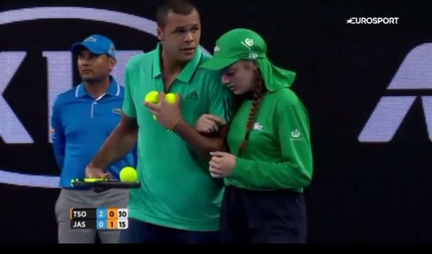 Jo-Wilfried Tsonga prend soint d'une ramasseuse de balles