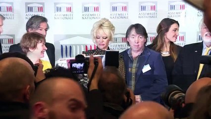 Pamela Anderson provoque une cohue à l'Assemblée Nationale