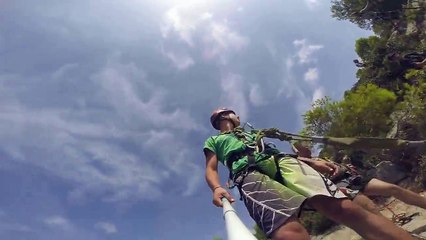 saut d'une falaise avec une caméra