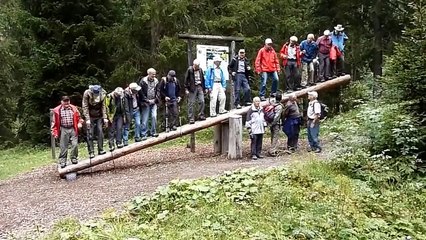 Ces personnes âgées chutent suite à un jeu qui n'est pas de leur âge !