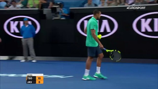 Open d'Australie 2016 : Tsonga aide une ramasseuse de balles