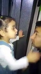 Скачать видео: Polis Babasını işe beraber gitmeye ikna etmeye çalışan minik kız