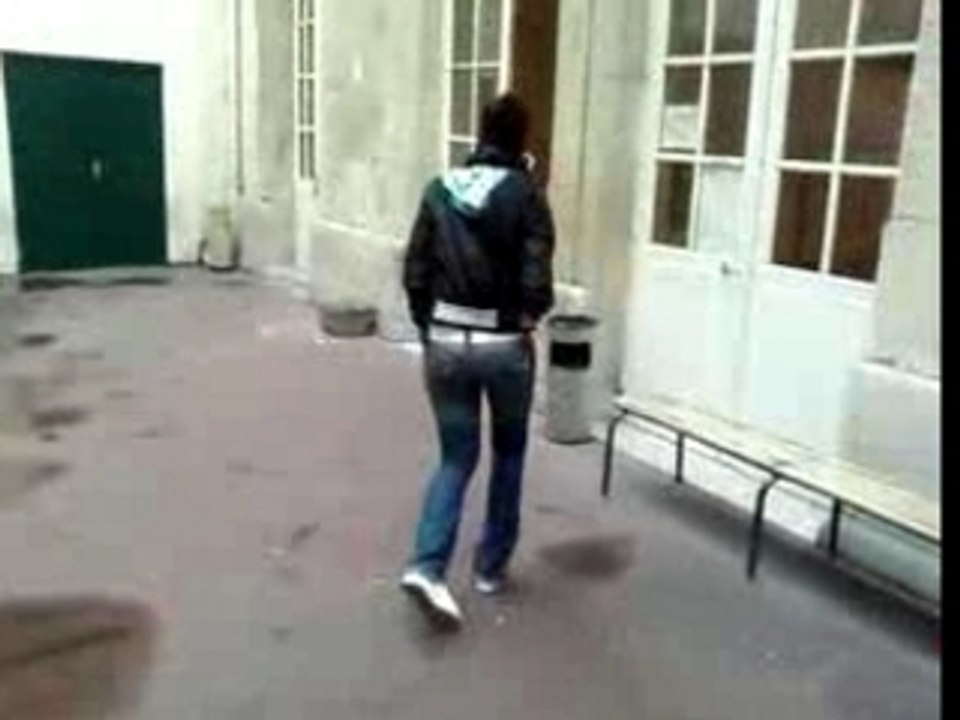 delire dans la cour à pierre lescot