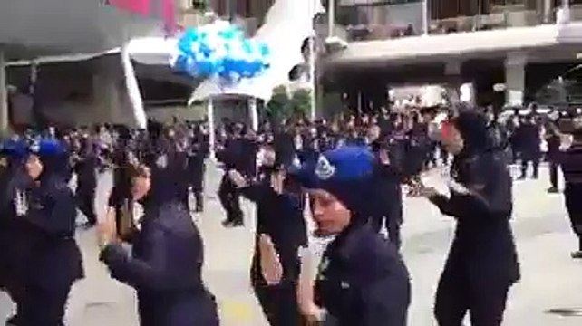 Persembahan tarian polis wanita 'luar biasa' dan mempesonakan