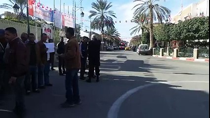 إحتقان كبير امام مقر ولاية توزر من عمال الالية 16 و الحضائر و يهددون بالتصعيد