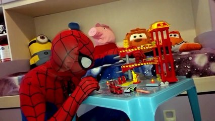 Spiderman Playing with Cars Toys - Firestation for children - El Hombre Araña