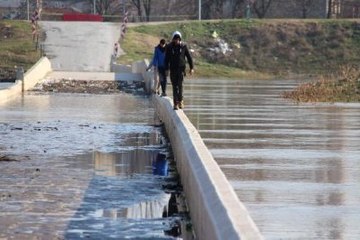 Sulara Gömülen Tarihi Köprüden Tehlikeli Geçiş