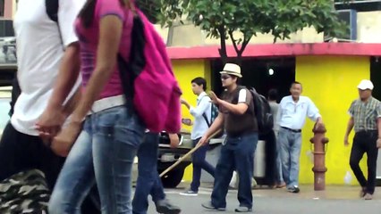 EXPERIMENTO SOCIAL  Ciego desorientado en la ciudad_ Social Experiment  Blind man out his mine.
