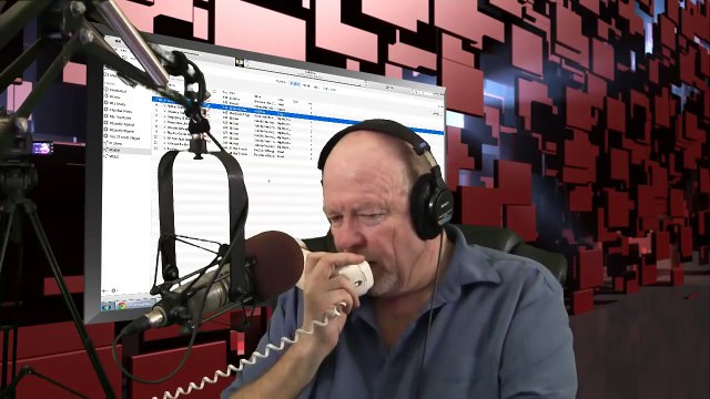 Cet animateur radio s'amuse à imiter 10 voix et recréer un show - Enorme