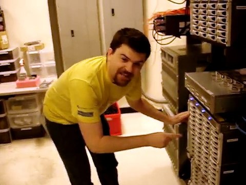 Il crie sur des disques dur dans un data center et crée une latence... Dingue