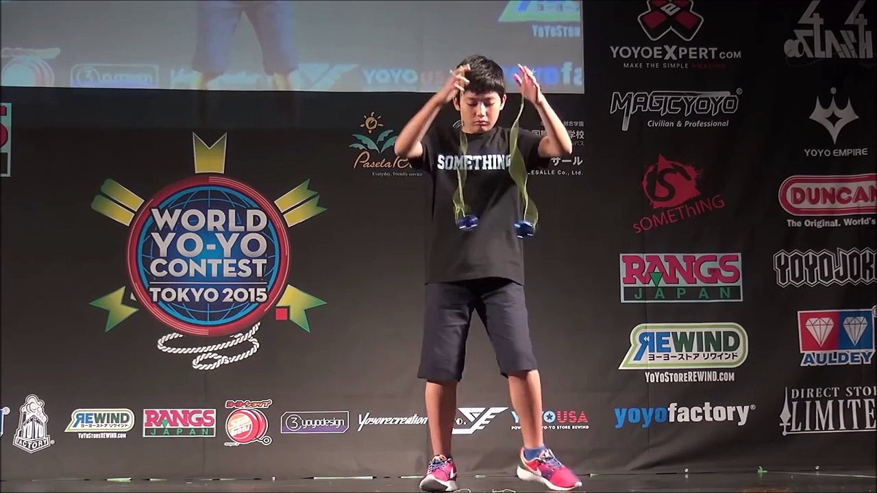 Ce champion de Yoyo de 12 ans manipule 2 yoyos en même temps - Show énorme
