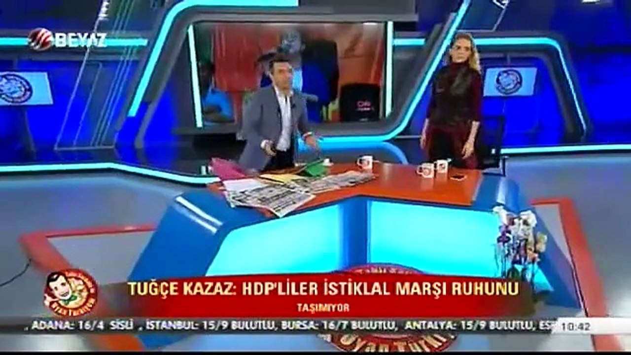 Tuğçe Kazaz canlı yayında saygı duruşuna geçti