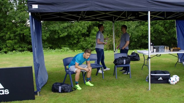 Quand Mesut Özil jongle avec un chewing gum