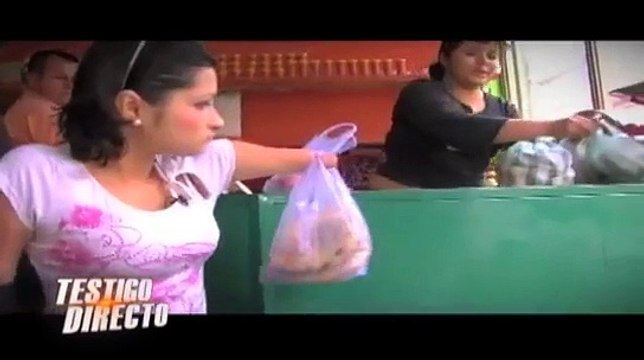Mulher sem braços e sem pernas pinta obras de arte