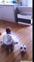 малыш убирает игрушки