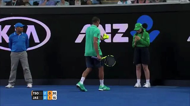 Gentleman, Tsonga vient en aide à une ramasseuse de balle qui fait un malaise !
