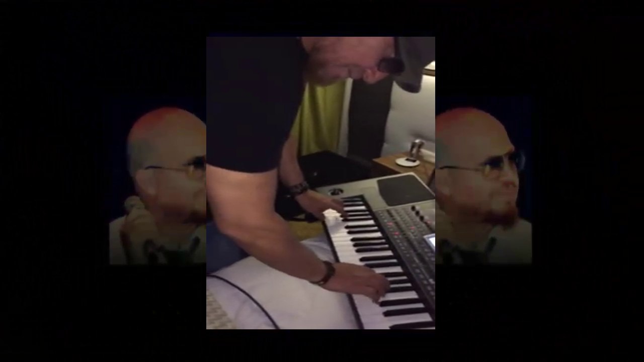 الشاب بلال العزف على البيانو Cheb Bilal- Vive Nous / Jouer Du Piano