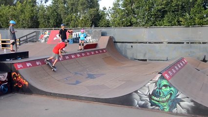 Niesamowita jazda na dwóch deskorolkach