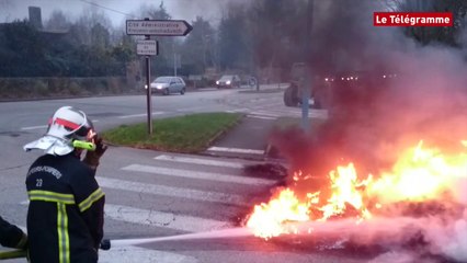 Quimper. Feu de pneus et de round ballers