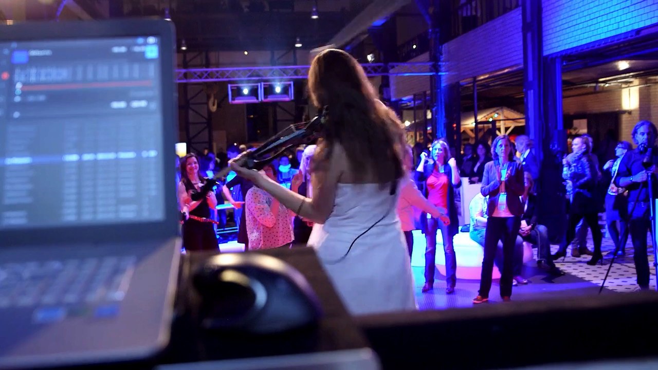 more DJ Band (DJ + Sängerin + Saxophon + E-Violine)