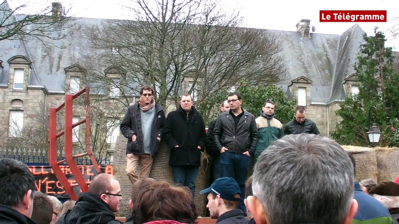 Quimper. Colère des agriculteurs : des bottes dans les jardins de la préfecture