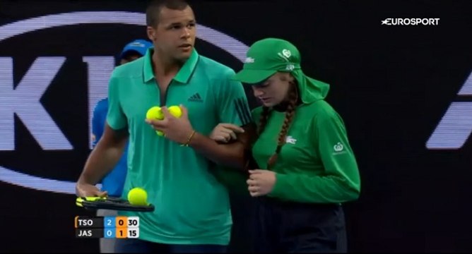 Le joli geste de Jo-Wilfried Tsonga envers une ramasseuse de balles à l'Open d'Australie